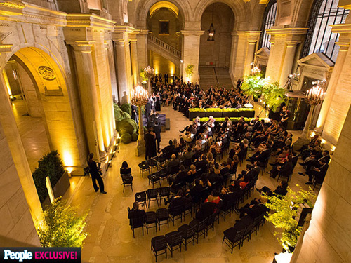Hơn 200 khách mời đã tới dự đám cưới của cặp đôi tại thư viện cổ New York Public vào tối 3/5. Đây là lễ cưới đồng tính đầu tiên được tổ chức tại tòa nhà lịch sử này. 