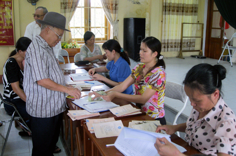 Làm nhiều hơn, lương hưu ít hơn: Tội nghiệp người già