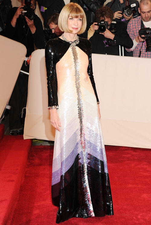 Váy Chanel phối màu đen và pastel của Anna Wintour khi đến Met Gala 2011.