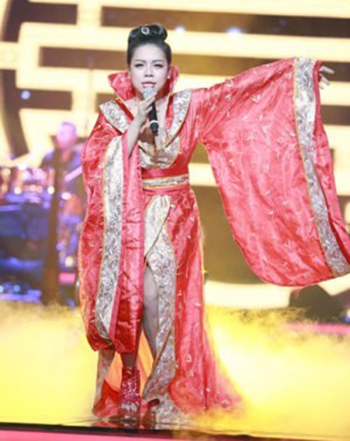 Hà Linh “Người ở đừng về” (3.59 % bình chọn) với màn diện áo quan họ Trung Quốc bất ngờ trở thành màn biểu diễn gây dư luận nhiều chiều 