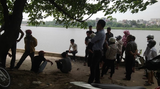 Hôt hoảng phát hiện xác chết nổi trên hồ Linh Đàm