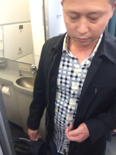 Hành khách Trung Quốc ngang nhiên ăn cắp đồ trên máy bay Việt Nam