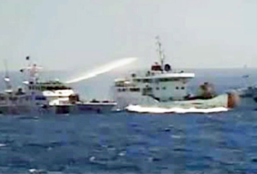 Tình hình Trung Quốc:Tàu TQ đâm,dùng vật cứng ném sang tàu kiểm ngư VN
