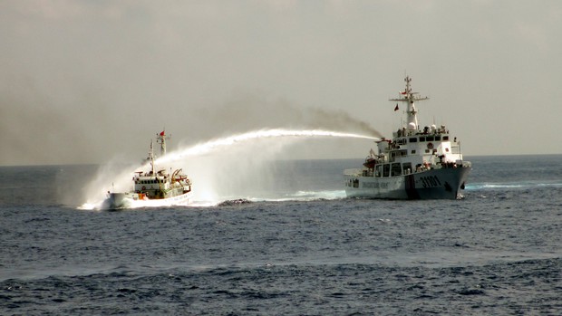 Tàu Trung Quốc dùng vòi rồng tấn công tàu CSBVN. Ảnh: AP