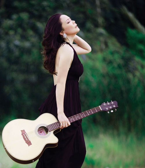  “người đàn bà ôm đàn hát tình ca” ở Việt Nam thì chắc chỉ nữ ca sĩ Hồng Hạnh mới xứng đáng với danh hiệu ấy. 