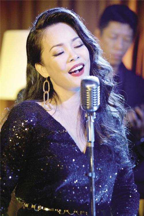 “người đàn bà ôm đàn hát tình ca” ở Việt Nam thì chắc chỉ nữ ca sĩ Hồng Hạnh mới xứng đáng với danh hiệu ấy. 1