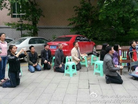 Giáo viên Trung Quốc quỳ gối để biểu tình