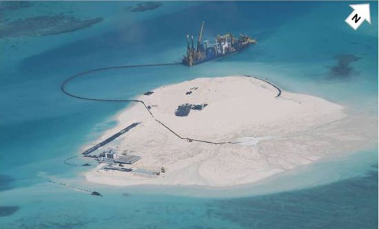 Bức ảnh được chụp ngày 25/2/2014 bằng máy bay giám sát của Philippines cho thấy một tàu của Trung Quốc được sử dụng để mở rộng các kết cấu và đất đai trên đảo Gạc Ma