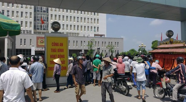 Thái Bình: Người nhà tử vong giữa đường, kéo quan tài đến CA tỉnh