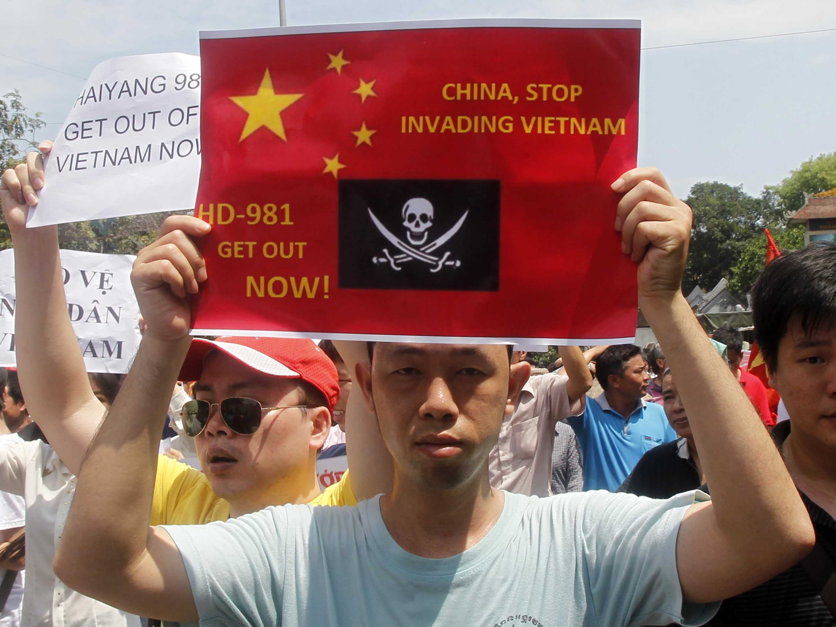 Philippines kéo tới đại sứ quán TQ biểu tình, ủng hộ VN 5