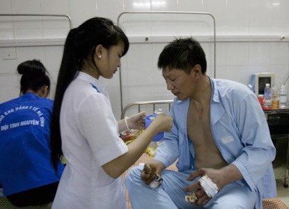 Cảm động tình nguyện viên chăm sóc công nhân Trung Quốc bị thương