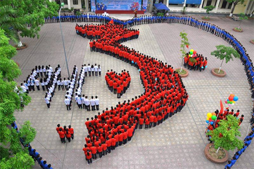 Hơn 1.000 học sinh tại Hà Nội xếp hình bản đồ Việt Nam