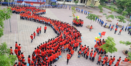Hơn 1.000 học sinh tại Hà Nội xếp hình bản đồ Việt Nam