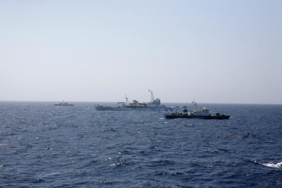 Hai tàu CSBVN áp sát 1 tàu Trung Quốc (ở giữa) tại khu vực giàn khoan ngày 15/5/2014. Ảnh: Reuters