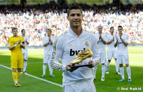 Ronaldo chia sẻ chiếc giày vàng cùng Luis Suarez