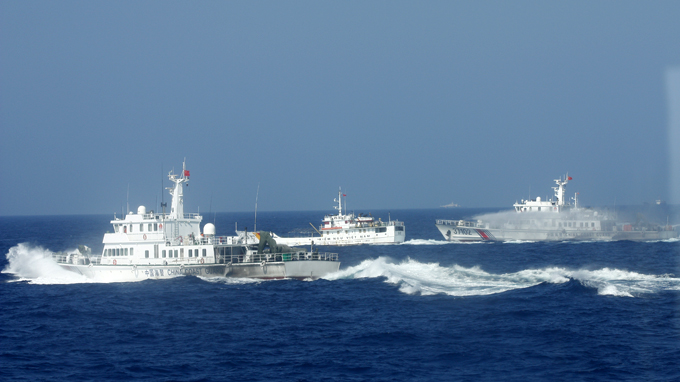2 tàu Trung Quốc bám sát, lao thẳng vào tàu Cảnh sát biển Việt Nam