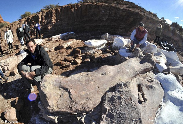 Cận cảnh khai quật xương hóa thạch khủng long khổng lồ nặng 77 tấn