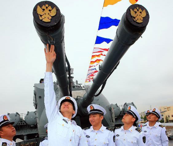 Binh sĩ Trung Quốc tham quan tuần dương hạm Nga trước thềm tập trận chung