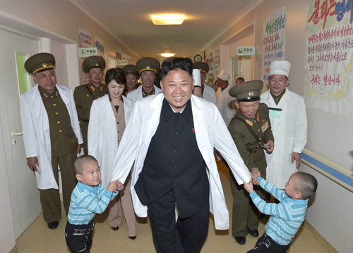 Đến thăm bệnh viện, Kim Jong-un được lòng các bệnh nhi