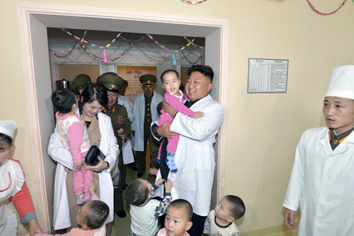 Đến thăm bệnh viện, Kim Jong-un được lòng các bệnh nhi