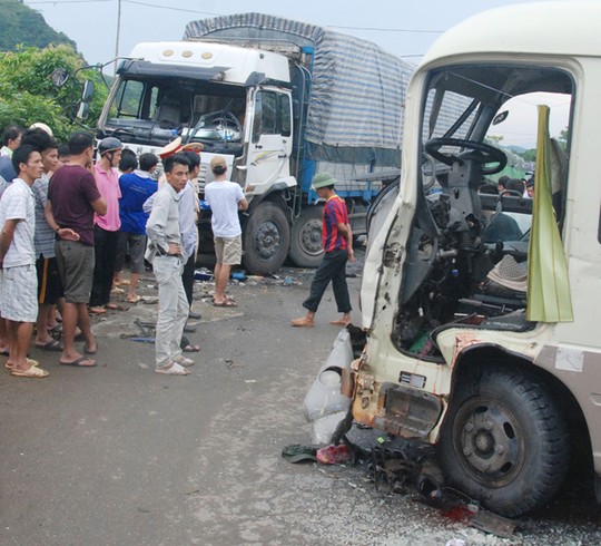 Xe chở công nhân đi du lịch gặp nạn, 16 người bị thương