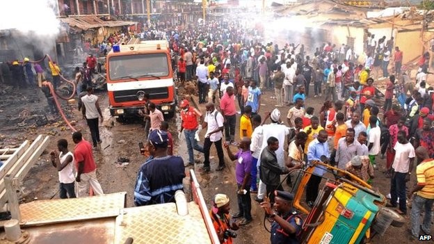 Khung cảnh tang thương hiện trường nổ bom kép khiến 118 người chết ở Nigeria