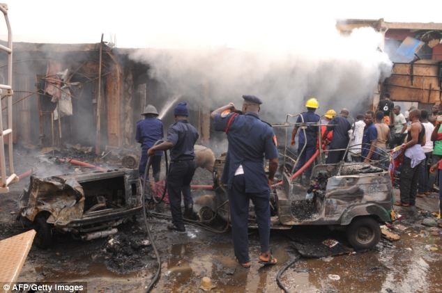 Khung cảnh tang thương hiện trường nổ bom kép khiến 118 người chết ở Nigeria