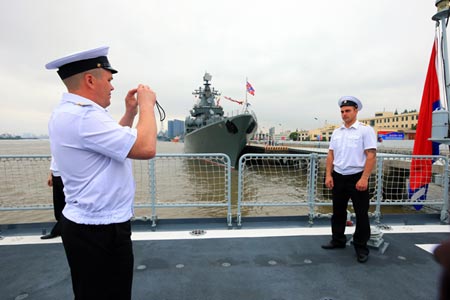 Thủy thủ Nga tới thăm tàu Zhengzhou ngày 19/5. Ảnh: xinhua