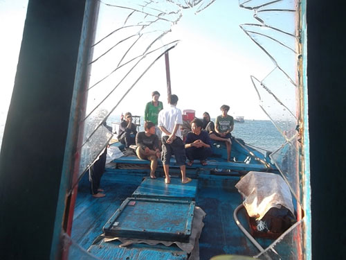 Cận cảnh tàu ngư dân Việt Nam bị tàu Trung Quốc tấn công