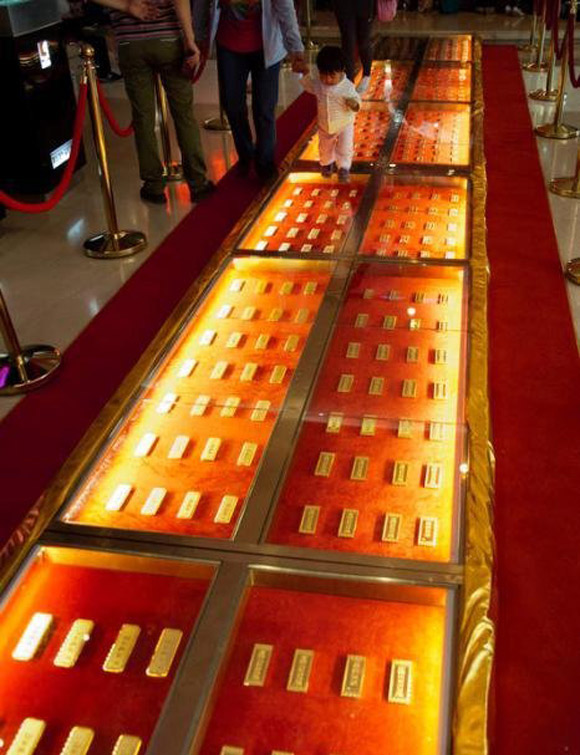 Choáng lót 500kg vàng thành đường đi bộ