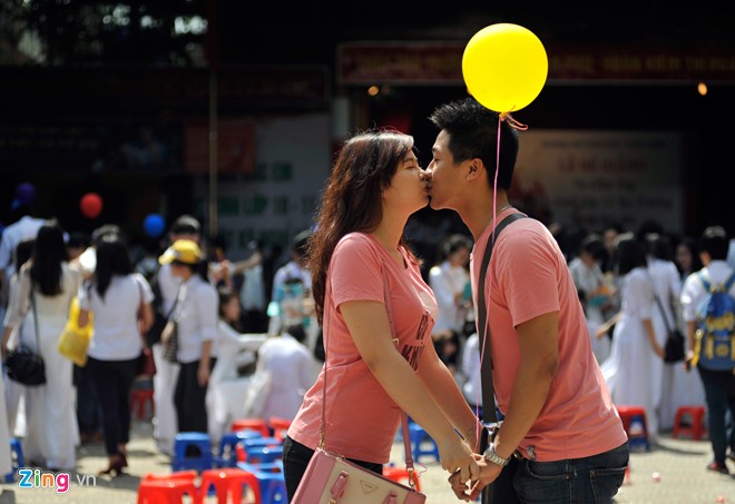 Nụ hôn ngọt ngào của teen Trần Phú ngay tại lễ bế giảng