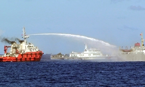 Tàu Trung Quốc bắn vòi rồng vào tàu Việt Nam tại khu vực giản khoan Hải Dương 981 hạ đặt trái phép trên vùng biển Việt Nam