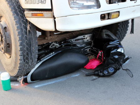 Người phụ nữ thoát chết dưới gầm xe tải vì lăn nhiều vòng vào lề đường