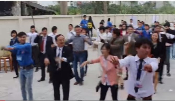 Thầy cô trường Đại học Nông nghiệp nhảy flashmob gây bão mạng