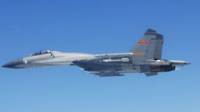 Chiến đấu cơ Trung Quốc mang tên lửa áp sát máy bay Nhật Bản