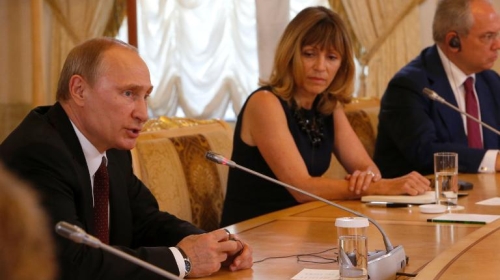 Tổng thống Nga Putin (trái) phát biểu trước báo chí quốc tế (Ảnh AFP)