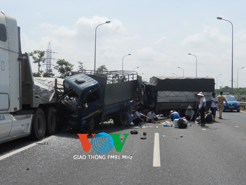 Tai nạn liên hoàn trên Đại lộ Thăng Long, 4 người thương vong