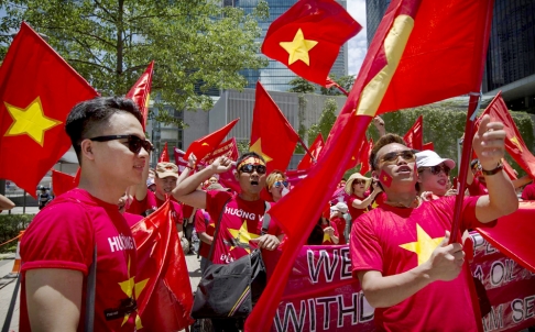 Dòng người tại Hồng Kông xuống đường phản đối hành động đưa giàn khoan trái phép vào vùng biển Việt Nam