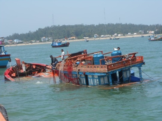 Tình hình biển Đông: Tàu cá Lý Sơn bị tàu lạ đâm chìm, 1 người chết