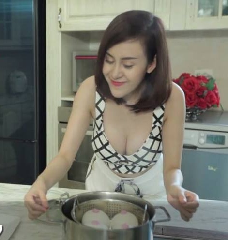 Clip Bà Tưng làm bánh bao gây sốt cộng đồng mạng