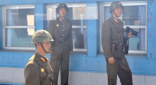 Binh sĩ Triều Tiên tại văn phòng Ủy ban giám sát quốc gia trung lập tại làng Panmunjom. Ảnh: AFP