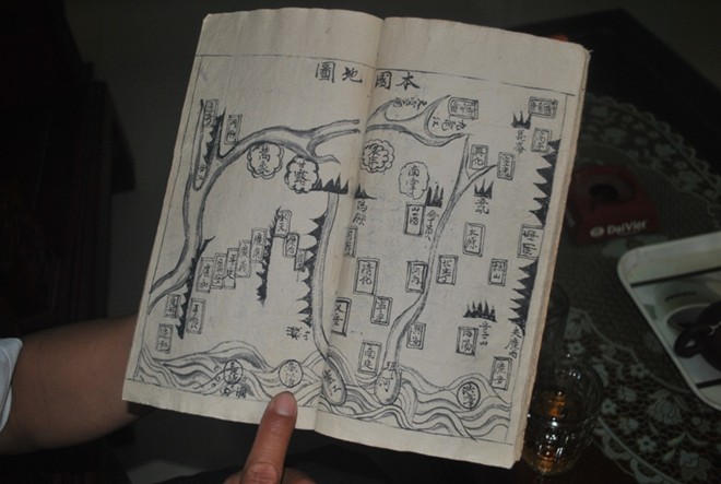 Đập nhà, tìm thấy sách cổ ghi rõ chủ quyền Hoàng Sa