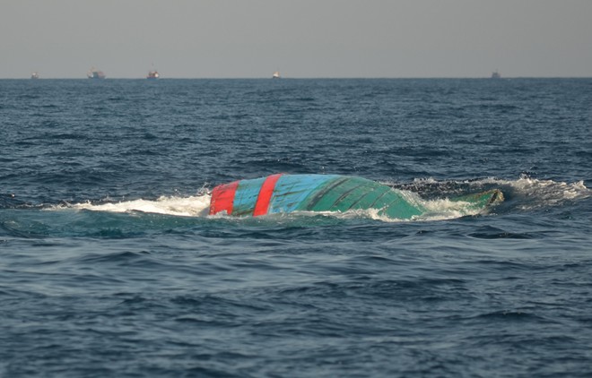 Tình hình biển Đông: Tàu ngư dân bị tàu TQ đâm chìm được kéo về Lý Sơn