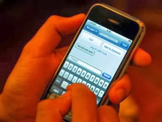Bị bong võng mạc vì nhắn tin điện thoại nhiều với bạn gái