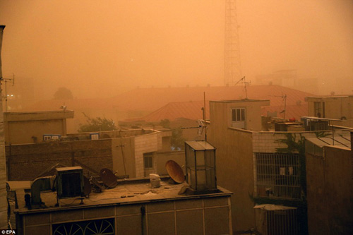 Bão cát kỳ dị biến ngày thành đêm ở Iran