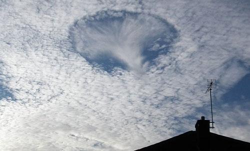 Sự thật lỗ thủng khổng lồ bí ẩn trên bầu trời Califonia