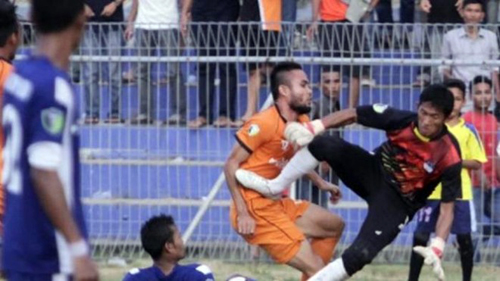 Thủ môn đạp chết cầu thủ Indonesia trên sân chỉ bị cấm thi đấu 1 năm