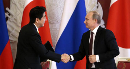 Mặc cấm vận, Nhật bắt tay Nga để rảnh tay đối phó Trung Quốc