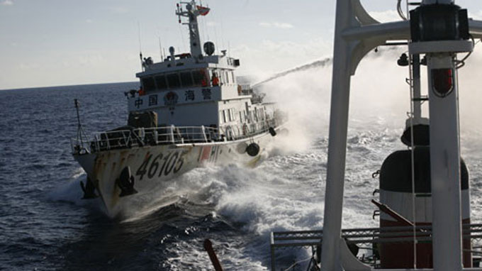 Tàu Trung Quốc dùng vòi rồng tấn công tàu CSBVN