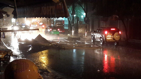 Cận cảnh đường phố Hà Nội sau trận mưa dông kinh hoàng